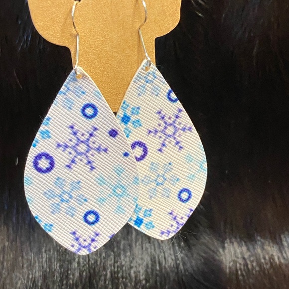 Snowflake Pattern Teardrop Earrings - Picture 2 of 2